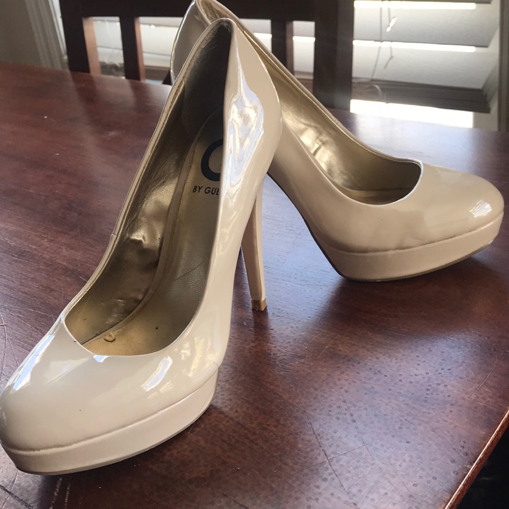 Cream Guess platform pumps